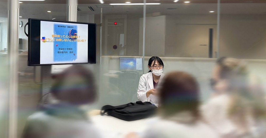 美奈川先生の糖尿病治療説明風景