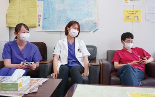 医局で談笑する窪田先生の写真